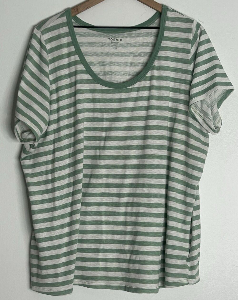 Torrid Classic Fit Green Striped Short Sleeve T-Shirt Womens Plus 3 Scoop Neck